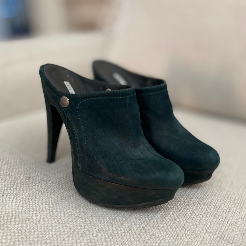 Vera Wang Lavender 4 inch heels